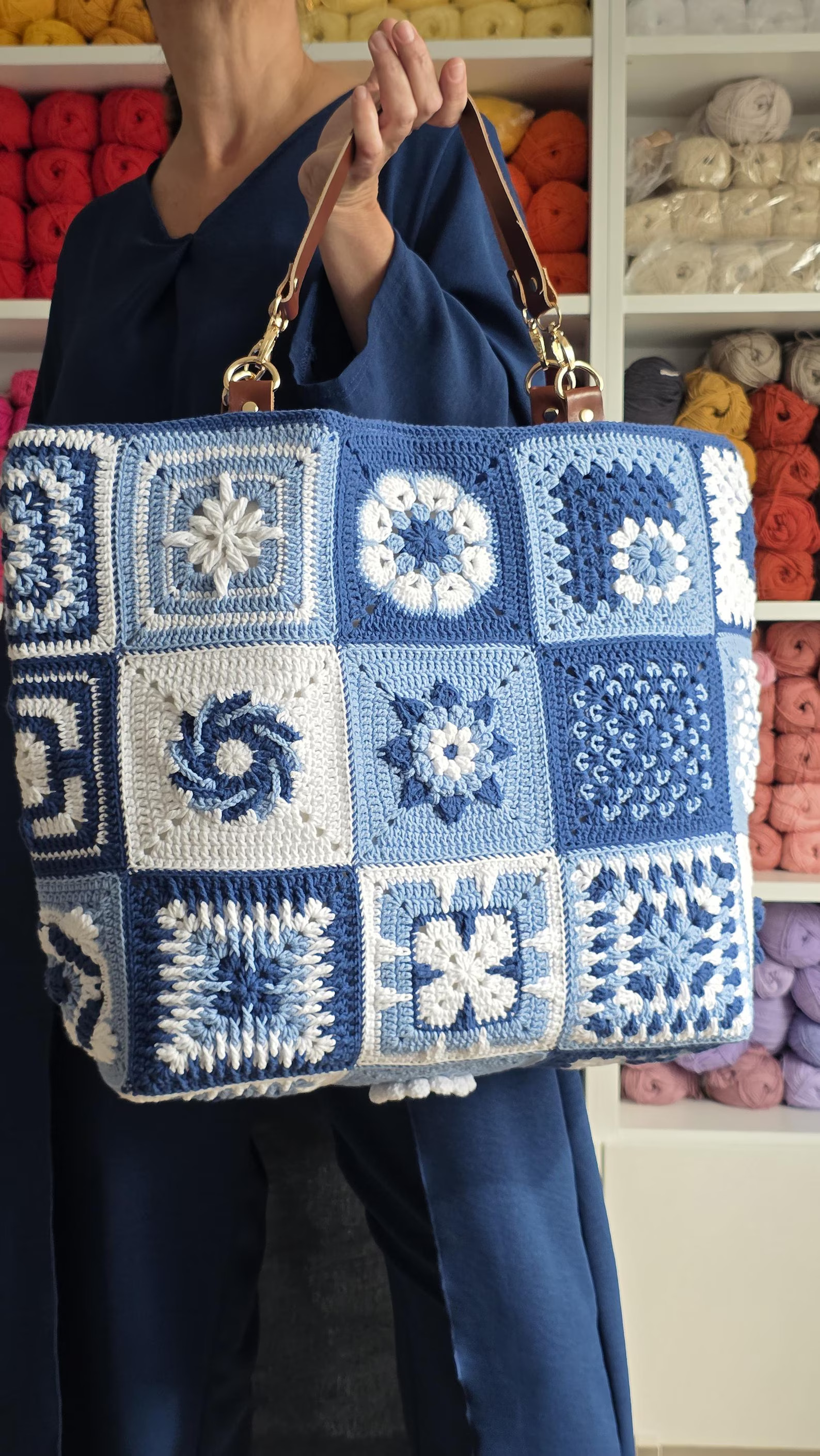 Modro-biela háčkovaná kabelka z granny squares